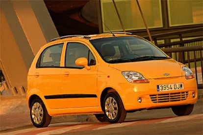 Los trazos abombados definen la imagen del nuevo Chevrolet Matiz. Destaca el diseño simpático del frontal, que integra bien unos faros grandes y el parachoques en el color de la carrocería.
