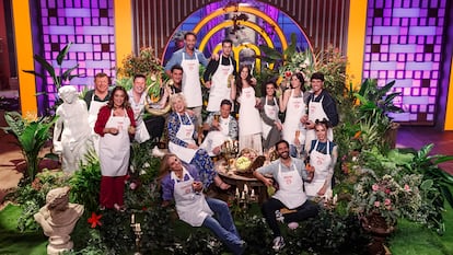 Foto de grupo de los 15 concursantes de 'MasterChef Celebrity 8'.