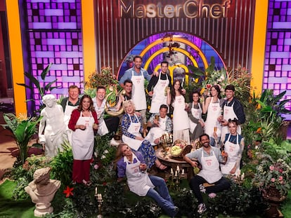 Foto de grupo de los 15 concursantes de 'MasterChef Celebrity 8'.