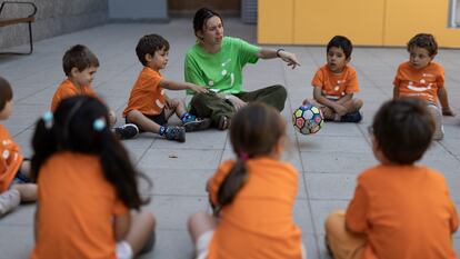 Inicio del 'casal' de verano organizado por la fundación Pere Tarrés en la escuela Adela de Trenquelleon de Barcelona.