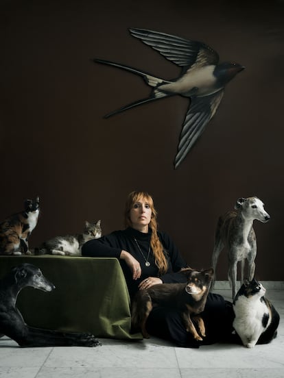 Autorretrato de la fotógrafa Estela de Castro con sus perros y gatos para la exposición en La Térmica (Málaga).