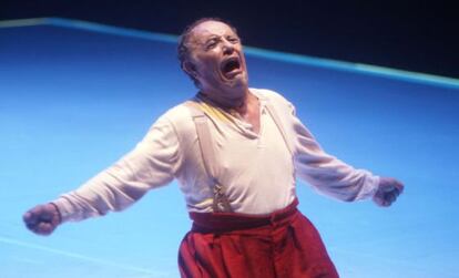 Leo Nucci en el escenario del Real durante una escena de &#039;Rigoletto&#039;. 