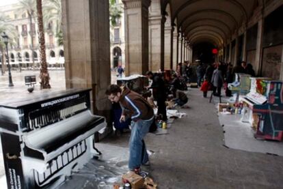 Artistas decorando esta mañana los pianos del proyecto y participativo 'Tócame, soy tuyo'.