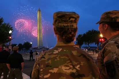 La subteniente Hayle Mayer y el cabo Addison Merrell observan los fuegos artificiales en el Monumento a Washington durante el desfile militar que conmemora el 250 aniversario del ejército.