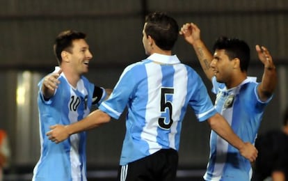 Los jugadores argentinos celebran un gol.