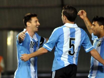 Los jugadores argentinos celebran un gol.