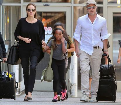 Angelina Jolie y Brad Pitt, con algunos de sus hijos.