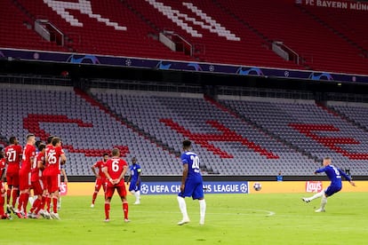 Escena del partido Chelsea-Bayern en el Alianz Arena vacío.