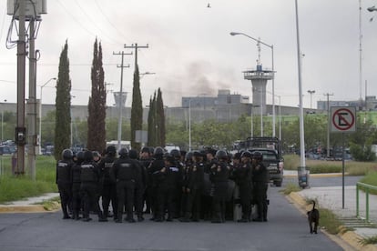 Polic&iacute;as, junto al penal de Cadereyta, el 10 de octubre. 