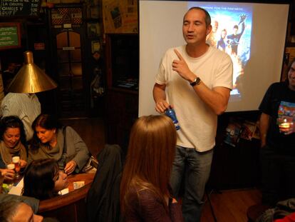 El físico Eduardo Sánchez (de pie, en el centro), en la cervecería Cardebelle de Narón, el viernes por la noche.