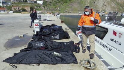 Guardacostas turcos colocan los cuerpos de los migrantes naufragados frente a Lesbos este martes. 