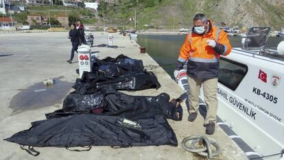 Guardacostas turcos colocan los cuerpos de los migrantes naufragados frente a Lesbos este martes.