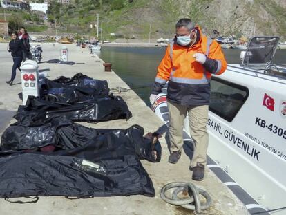 Guardacostas turcos colocan los cuerpos de los migrantes naufragados frente a Lesbos este martes. 