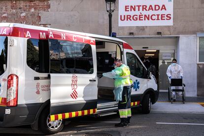 Varios sanitarios trasladan a un paciente en ambulancia al Hospital Clínico de València.