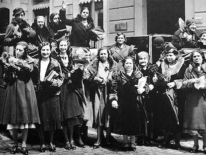 Manifestación de mujeres en favor de sus derechos en la calle de Alcalá, de Madrid, en 1932.
