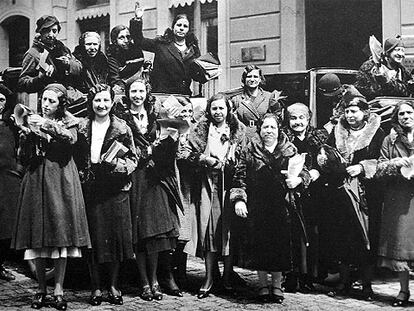 Manifestación de mujeres en favor de sus derechos en la calle de Alcalá, de Madrid, en 1932.