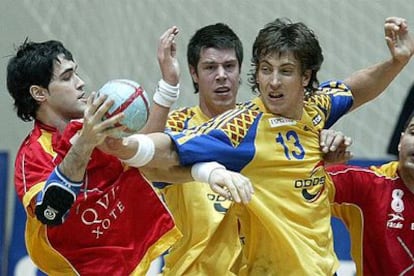 Raúl Entrerríos intenta superar a Alhm (13) y Andersson.