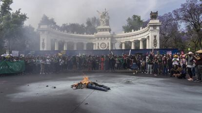 Un grupo de mujeres quemaron muñeco en representación del hombre machista.