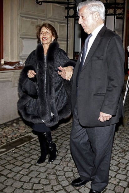 Vargas Llosa, con su esposa Patricia, el lunes en Estocolmo.
