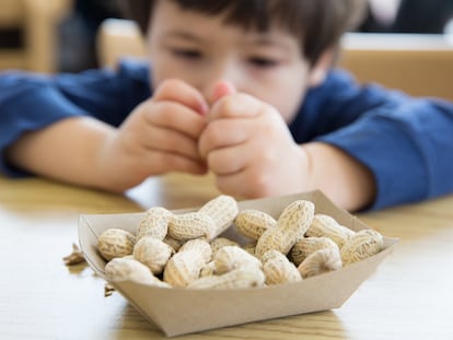 Un niño come cacahuetes.