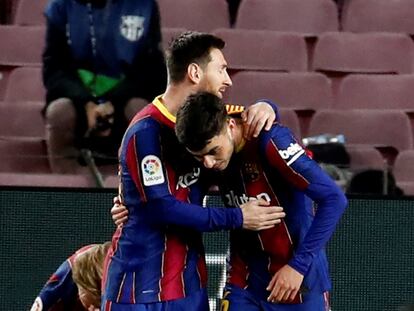 Messi saluda a Pedri, tras firmar el primer gol del Barcelona ante el Huesca.