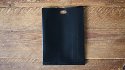 Bolsas para la tostadora sobre una mesa de madera.