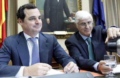 Leopoldo González-Echenique (i), junto a José María Barreda, presidente de la Comisión Mixta de Control Parlamentario de RTVE en el Congreso, momentos antes de comparecer hoy por primera vez ante dicha comisión.