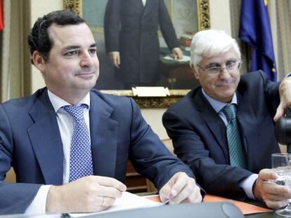 Leopoldo González-Echenique (i), junto a José María Barreda, presidente de la Comisión Mixta de Control Parlamentario de RTVE en el Congreso, momentos antes de comparecer hoy por primera vez ante dicha comisión.