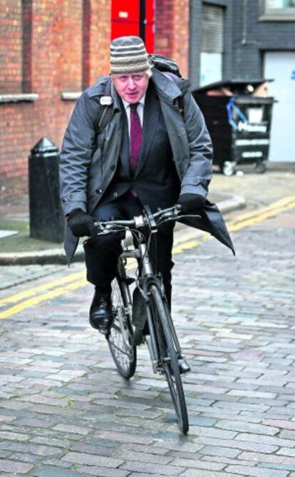 El alcalde de Londres, Boris Johnson, acudiendo el pasado 6 de diciembre a una conferencia. “La gente pensaría de forma muy distinta sobre él si condujera un gran Jaguar en lugar de ir en bicicleta con esos trajes”, dice su biógrafa.