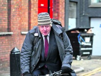 El alcalde de Londres, Boris Johnson, acudiendo el pasado 6 de diciembre a una conferencia. “La gente pensaría de forma muy distinta sobre él si condujera un gran Jaguar en lugar de ir en bicicleta con esos trajes”, dice su biógrafa.