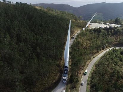 Traslado de palas del parque eólico de Buseco, en Asturias.