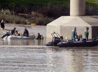 Rastreo en el Guadalquivir en busca del cadáver de la sevillana desaparecida en enero y cuyo ex novio ha confesado el crimen.