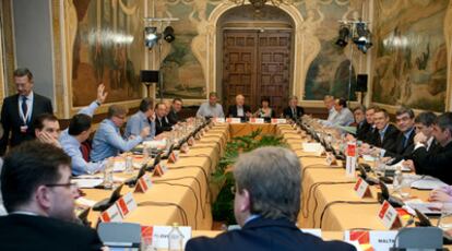 El ministro de Asuntos Exteriores, Miguel Angel Moratinos , y la jefa de la diplomacia comunitaria, Catherine Ashton, al fondo de la imagne, preside una de las sesiones de la cumbre informal de ministros de la UE celebrada en Córdoba. La mayoría de los ministros de la UE se han presentado sin sus habituales corbatas.