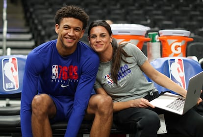 Lorena Torres, en su etapa en los Sixers en la temporada 2019-2020, junto al jugador Matisse Thybulle. Sixers