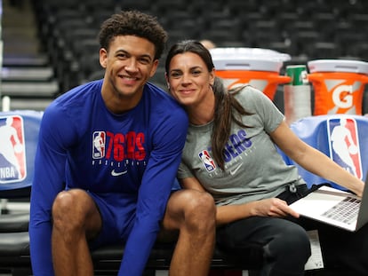 Lorena Torres, en su etapa en los Sixers en la temporada 2019-2020, junto al jugador Matisse Thybulle. Sixers