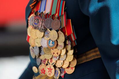 Detalle de las medallas de un veterano que participa en las celebraciones del Día de la Victoria.