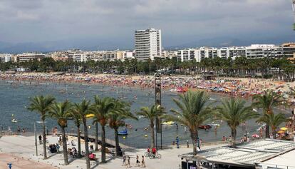 La platja de Llevant de Salou, plena de turistes, l'any passat.