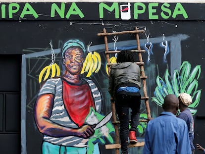 Un artista trabaja en un mural que aboga por los pagos sin dinero en efectivo de los teléfonos móviles M-Pesa como medida contra la propagación de la covid-19 en Nairobi, Kenya, el pasado 19 de abril.