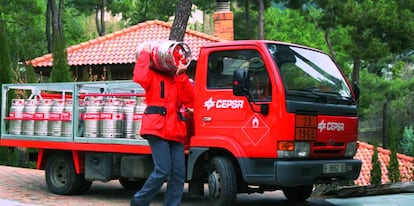 Un camión con bombonas de butano de Cepsa.