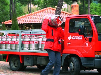 Un camión con bombonas de butano de Cepsa.