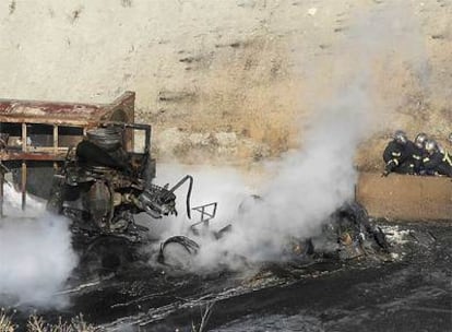 Miembros del cuerpo de Bomberos, junto a la cabina del camión.