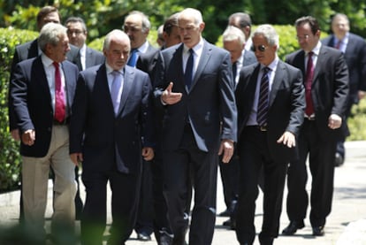 Yorgos Papandreu camina al frente del nuevo equipo de Gobierno durante la jornada de toma de posesión celebrada ayer en Atenas.