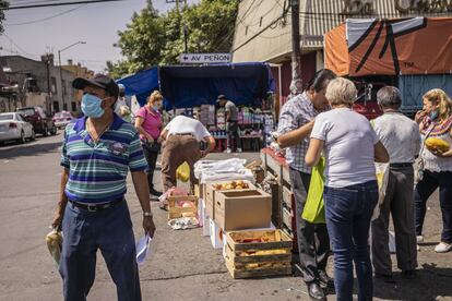 En la alcaldía Venustiano Carranza el comercio ambulante continúa con gran afluencia de transeúntes.