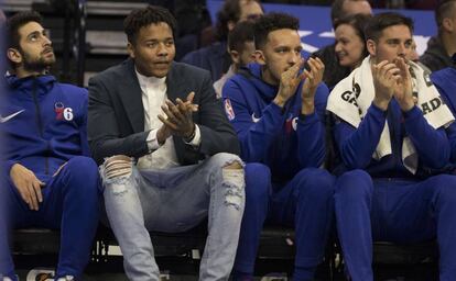 Markelle Fultz, vestido de calle en el banquillo de los Sixers.