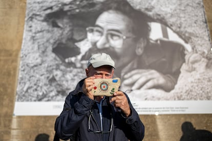Sebastião Salgado durante la ceremonia de entrega del primer Premio Joan Guerrero, en Barcelona, el 30 de noviembre de 2024.