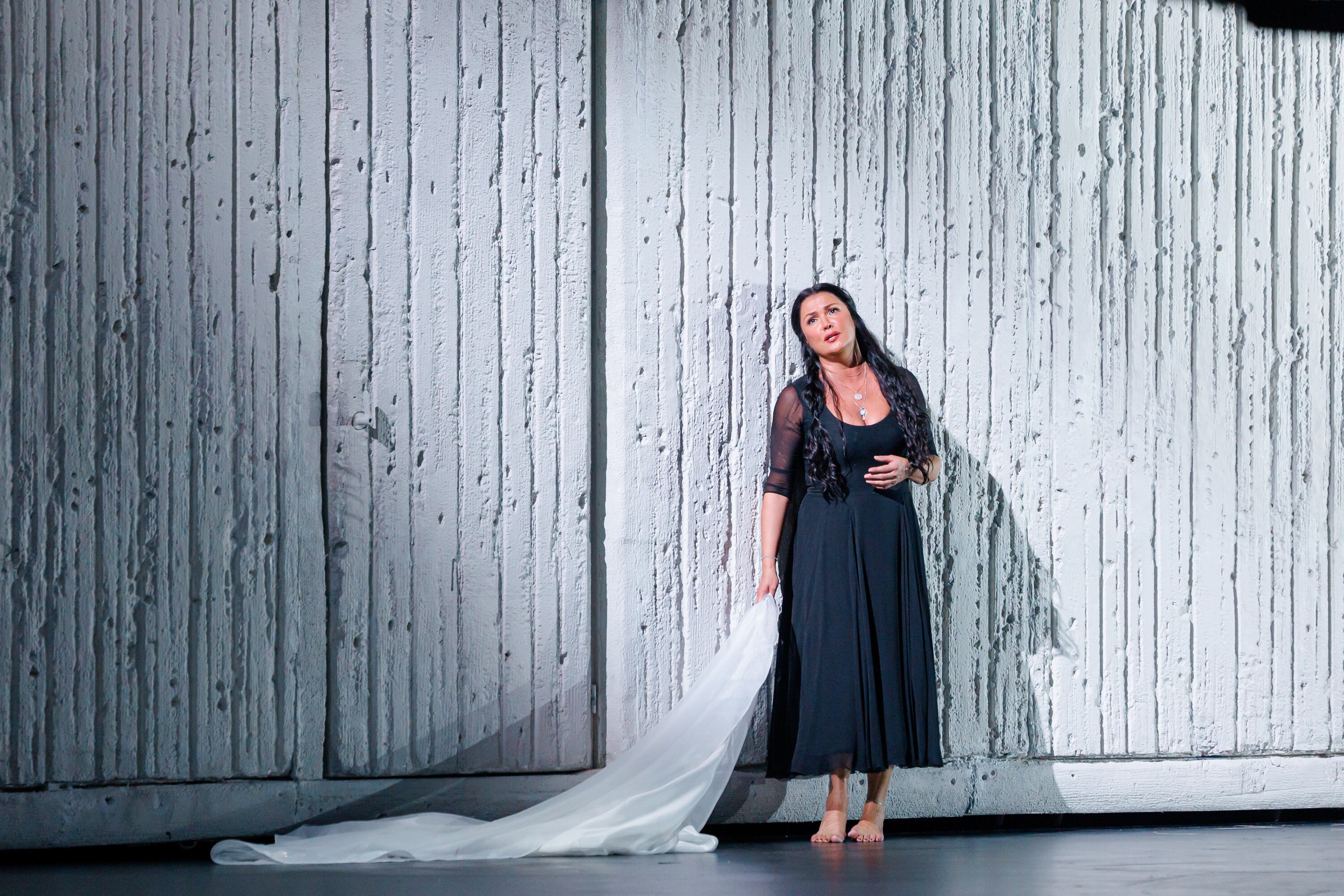 Anna Netrebko goes through the stage purgatory of Shirin Neshat and reaches paradise in the Liceu