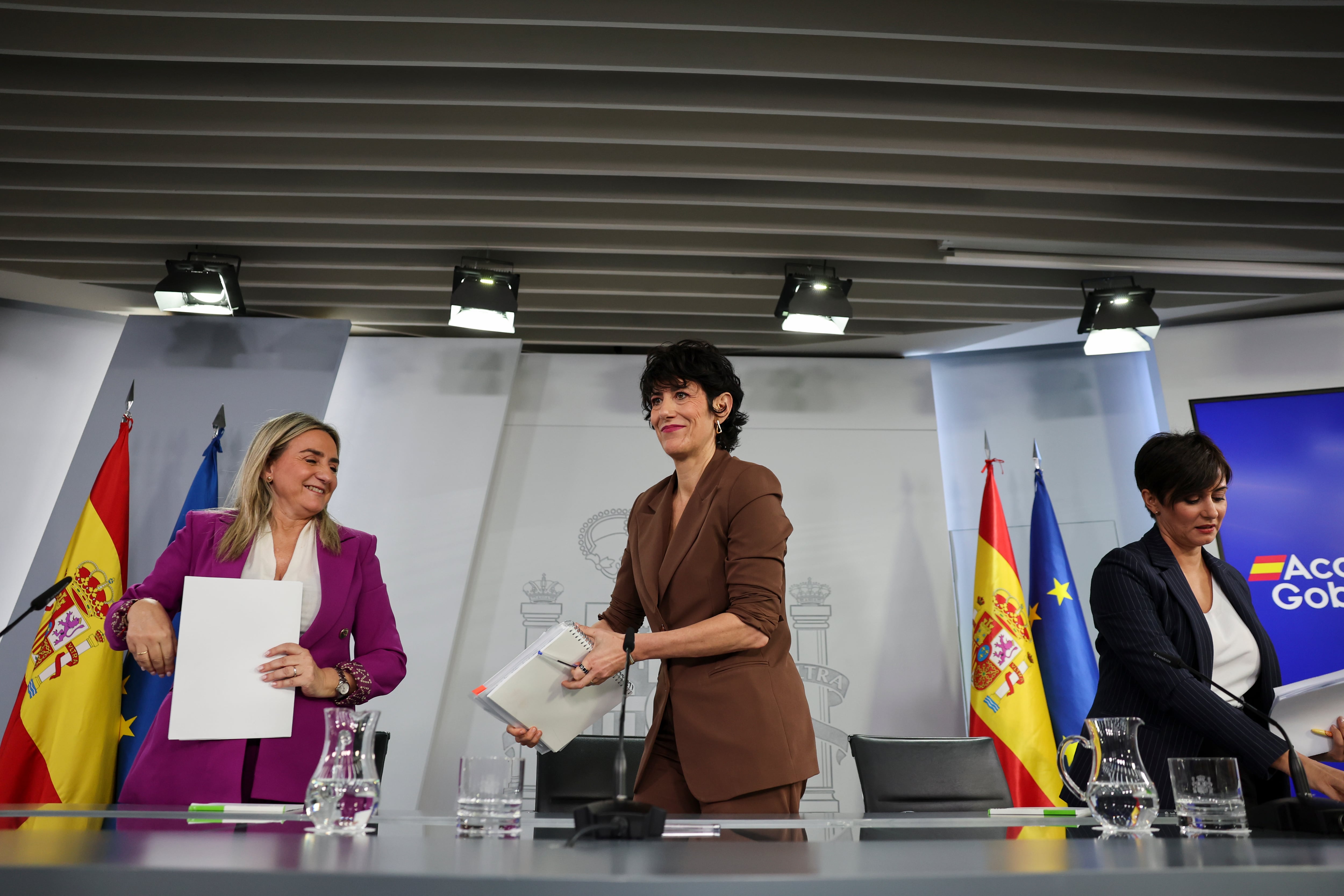 La portavoz del Gobierno, Elma Saiz, entre la ministra de Educación, Milagros Tolón, a la izquierda, y la titular de Vivienda, Isabel Rodríguez.