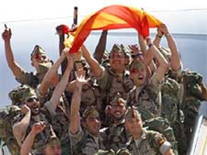 Soldados españoles en Almería a punto de partir para Irak.