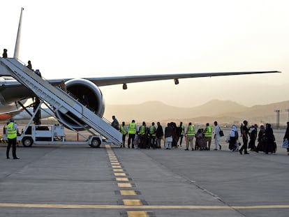 Los pasajeros de Qatar Airways embarcan este jueves en el primer vuelo internacional operado en el aeropuerto de Kabul tras la salida de las tropas estadounidenses el 30 de agosto.