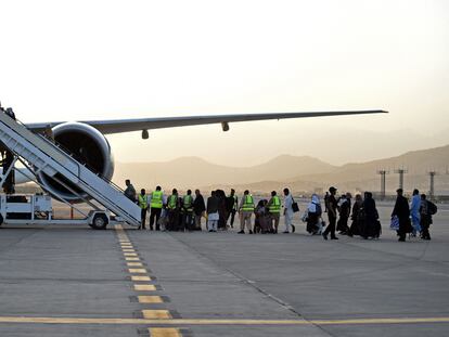 Los pasajeros de Qatar Airways embarcan este jueves en el primer vuelo internacional operado en el aeropuerto de Kabul tras la salida de las tropas estadounidenses el 30 de agosto.